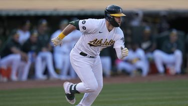Seth Brown, de los Atléticos de Oakland, corre a la inicial con un sencillo productor en el juego del sábado 5 de agosto de 2023, ante los Gigantes de San Francisco (AP Foto/Jeff Chiu)