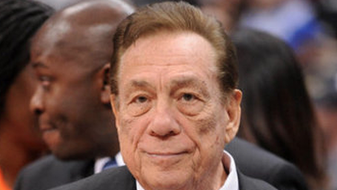 americateve | El comisionado de la NBA, Adam Silver, habla en una conferencia de prensa el martes, 29 de abril de 2014, en Nueva York. Silver anunció que el dueño de los Clippers, Donald Sterling, fue suspendido de por vida y multado 2,5 millones de dólares por comenta