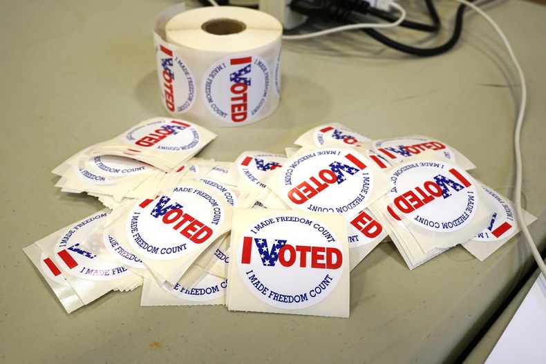 Etiquetas engomadas de I Voted (Yo Voté) listas para ser entregadas, 8 de noviembre de 2022, en Brandon, Mississippi. (AP Foto/Rogelio V. Solis, Archivo)