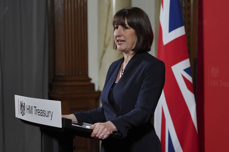 Rachel Reeves, nueva jefa del Tesoro británico, pronuncia un discurso en el Ministerio del Tesoro sobre los primeros pasos que tomará el nuevo gobierno para generar crecimiento económico, en Londres, el lunes 8 de julio de 2024. (Jonathan Brady/Pool Foto vía AP)