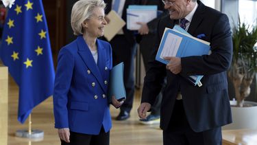 El comisionado europeo para el comercio y la seguridad económica Maros Sefcovic (der) con la presidenta de la Comisión Europea Ursula von der Leyen, en Bruselas, el 9 de abril del 2025. (AP foto/Omar Havana)