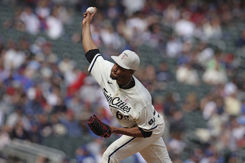 Jorge Alcalá lanza por los Mellizos de Minnesota ante los Cachorros de Chicago, el domingo 14 de mayo de 2023, en Minneapolis. (AP Foto/Stacy Bengs)