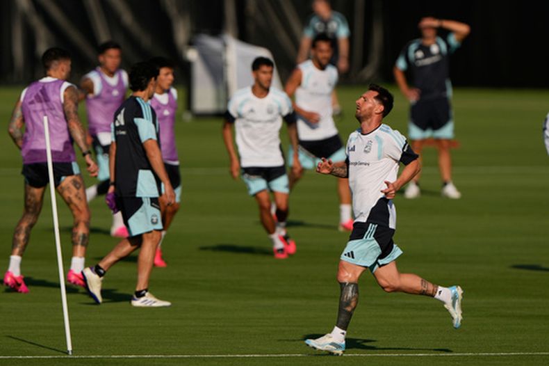 El capitán de Argentina, Lionel Messi, al frente, trabaja junto a sus compañeros durante una práctica para el Mundial miércoles, 3 de junio, 2026, en Kansas City, Kan. (AP Foto/Charlie Riedel)