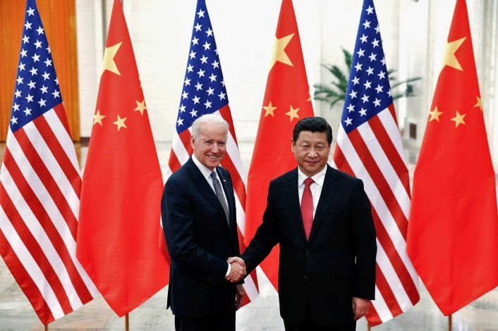 El presidente chino Xi Jinping estrecha la mano del entonces vicepresidente estadounidense Joe Biden en el interior del Gran Salón del Pueblo en Pekín el 4 de diciembre de 2013 (Foto: REUTERS/Lintao Zhang/Pool)