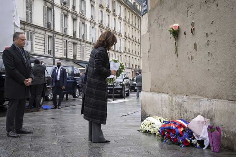 París:Harris concluye viaje con flores para víctimas de 2015