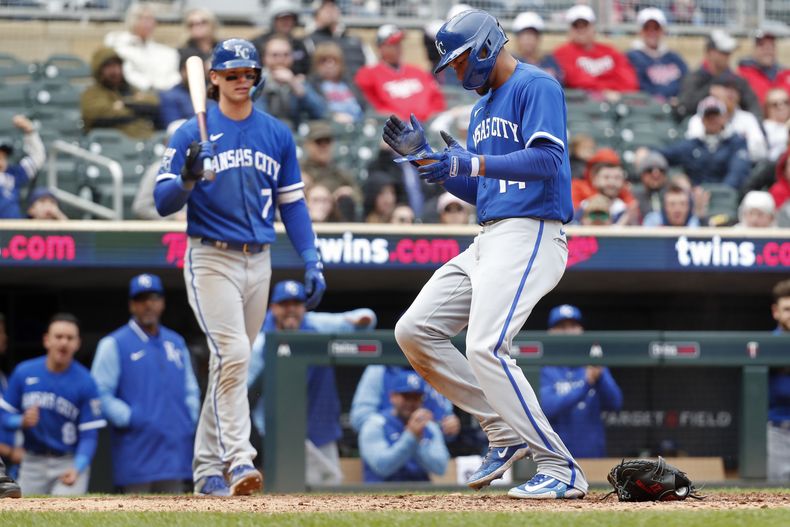 El venezolano Edward Olivares anota la carrera de la victoria de los Reales de Kansas City ante los Mellizos de Minnesota, el sábado 29 de abril de 2023 (AP Foto/Bruce Kluckhohn)