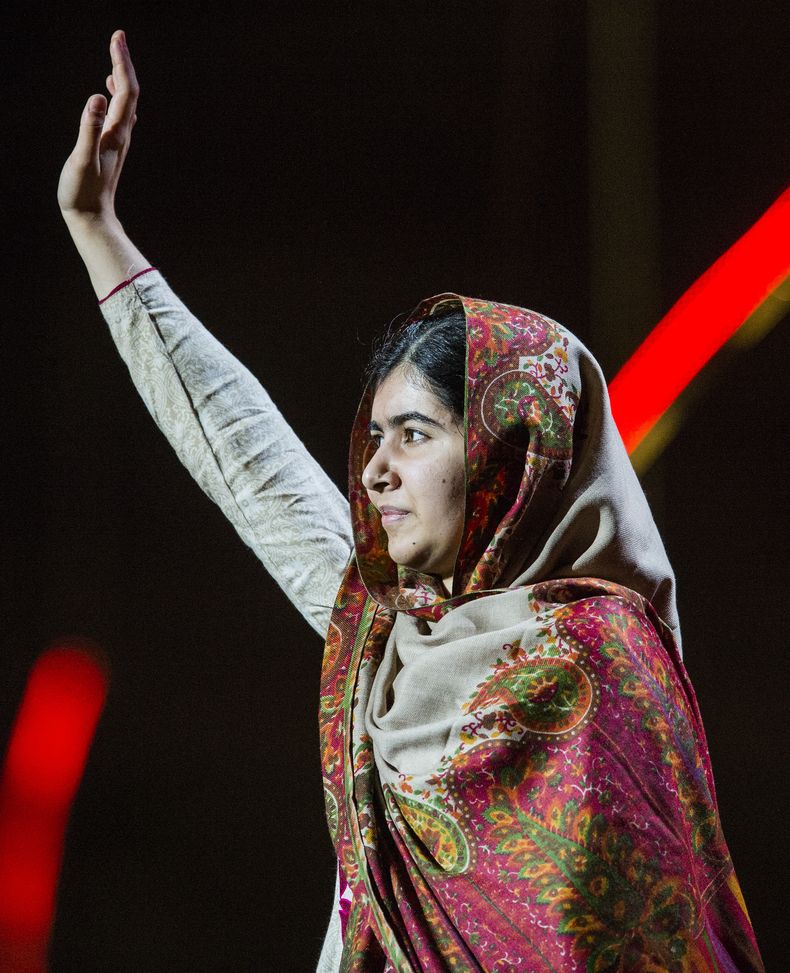 Malala Yousafzai saluda en el escenario del concierto por el Premio Nobel de la Paz en Oslo, Noruega, 11 de diciembre de 2014. La premio Nobel de la paz Malala Yousafzai dijo el martes 16 de diciembre de 2014 que se sent&iacute;a &ldquo;desolada&rdquo; po