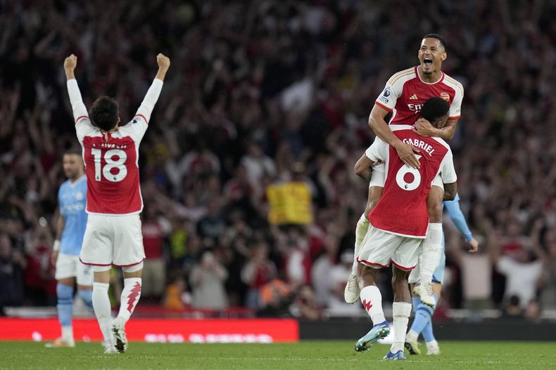 William Saliba y Gabriel del Arsenal celebra tras ganar el duelo ante el Manchester City en la Liga Premier el domingo 8 de octubre del 2023. (AP Foto/Kirsty Wigglesworth)