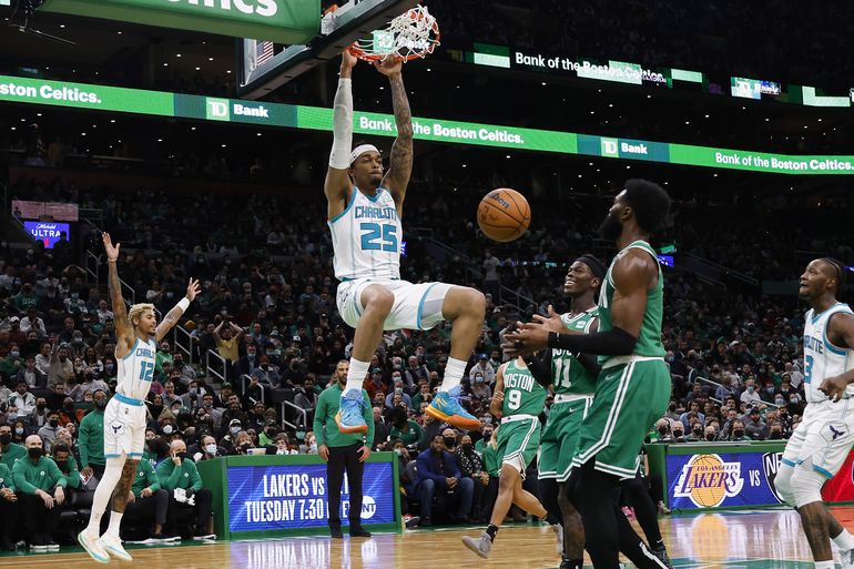 Con triple doble de Ball, Hornets ganan a Celtics 111-102