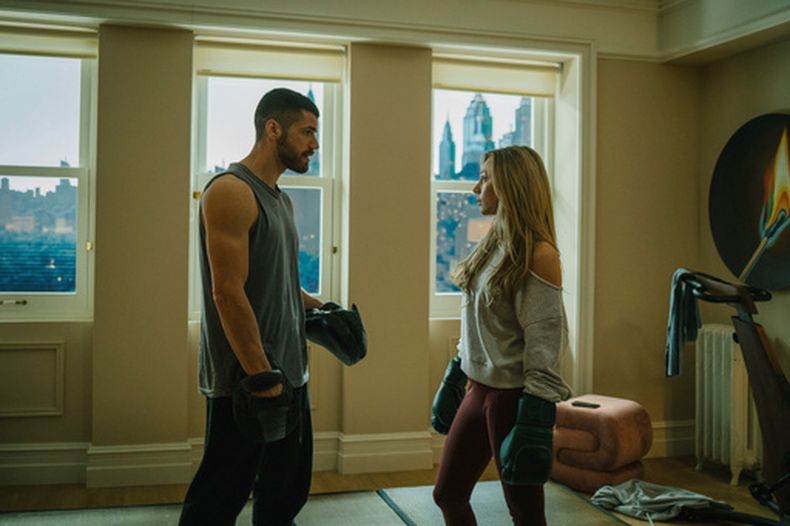 Esta imagen, difundida por Prime Video, muestra a Hugo Diego García, izquierda, y Ester Expósito en una escena de la película “Enfrentados: Marfil”. (Prime Video via AP)