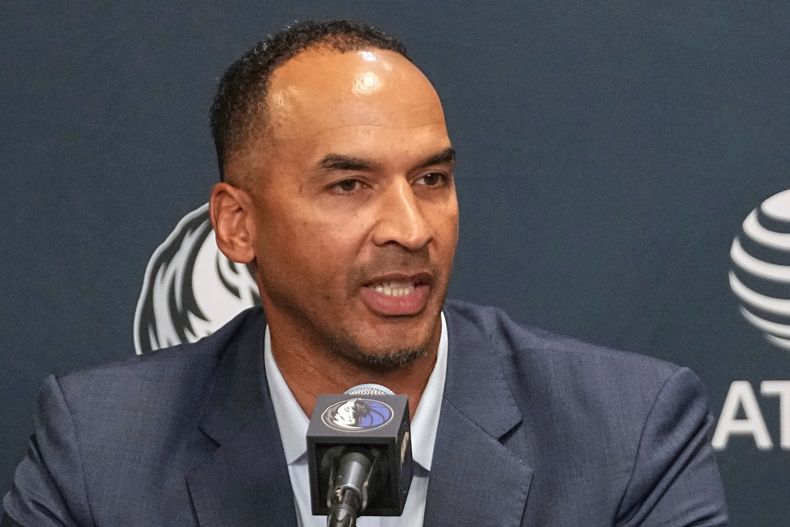 El gerente general de los Mavericks de Dallas Nico Harrison habla en conferencia de prensa en las instalaciones de entrenamiento del equipo el viernes 27 de junio del 2025. (AP Foto/Tony Gutierrez, Archivo)