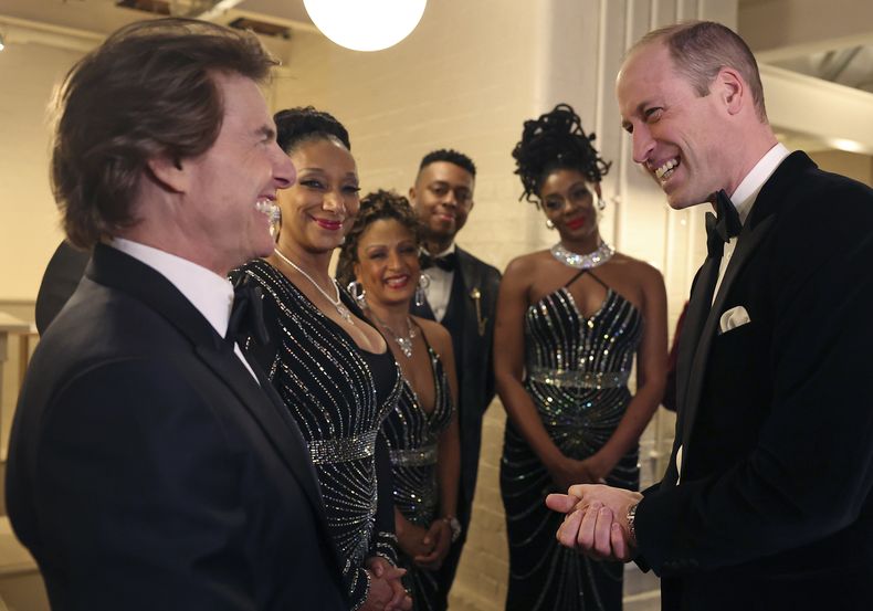 El príncipe Guillermo, el príncipe de Gales, derecha, habla con el actor estadounidense Tom Cruise, en la gala y cena de London Air Ambulance Charity en The OWO en Londres el miércoles 7 de febrero de 2024. (Daniel Leal/Pool Photo via AP)