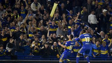 Marcelo Weigandt (izquierda), de Boca Juniors, festeja tras anotar el primer tanto ante Colo Colo de Chile en un duelo de la Copa Libertadores, el martes 6 de junio de 2023, en Buenos Aires. (AP Foto/Gustavo Garello)