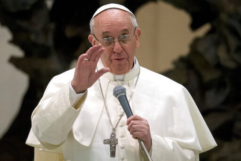 ARCHIVO - El papa Francisco habla durante una reunión con los medios en la sala Pablo VI del Vaticano, el sábado 16 de marzo de 2013 (AP Foto/Michael Sohn, Archivo)