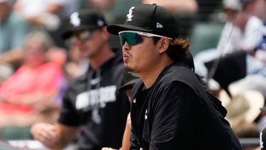 Munetaka Murakami, de los Medias Blancas de Chicago de Japón, observa a sus compañeros desde el dugout durante la primera entrada de un partido de béisbol contra los Reales de Kansas City en Chicago, el domingo 28 de junio de 2026. (Foto AP/Nam Y. Huh)