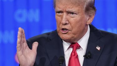 El expresidente y candidato presidencial republicano Donald Trump, habla durante el debate presidencial con Joe Biden, el jueves 27 de junio de 2024, en Atlanta. (AP Foto/Gerald Herbert)