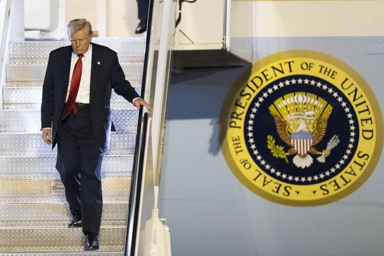 El presidente Donald Trump desciende del avión presidencial el viernes 14 de marzo de 2025 en el Aeropuerto Internacional de Palm Beach, en Florida. (AP Foto/Manuel Balce Ceneta)