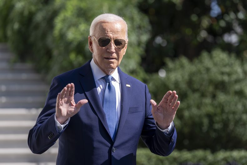 El presidente Joe Biden hace señas a los medios de comunicación mientras se dirige al Marine One en el Jardín Sur de la Casa Blanca en Washington, el sábado 5 de octubre de 2024. (AP Foto/Ben Curtis)