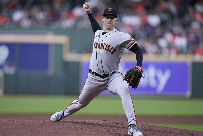 Anthony DeSclafani, abridor de los Gigantes de San Francisco, hace un lanzamiento en el encuentro del martes 2 de mayo de 2023, ante los Astros de Houston (AP Foto/Kevin M. Cox)