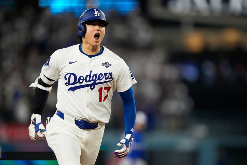 Shohei Ohtani, de los Dodgers de Los Ángeles, celebra su segundo cuadrangular del partido frente a los Azulejos de Toronto durante la séptima entrada del tercer juego de la Serie Mundial, el lunes 27 de octubre de 2025, en Los Ángeles. (AP Foto/Brynn Anderson)