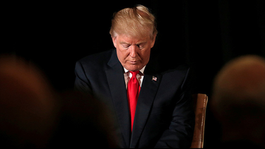 trump explica quien lleva su twitter