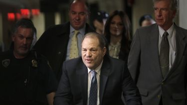 ARCHIVO - Harvey Weinstein llega a la corte de Manhattan para deliberaciones del jurado en su juicio por violación el lunes 24 de febrero de 2020, en Nueva York. El más alto tribunal de Nueva York anuló la condena por violación de Harvey Weinstein en 2020 y ordenó un nuevo juicio. (Foto AP/Seth Wenig, File)