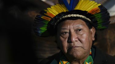 Davi Kopenawa, chamán yanomami, escucha las preguntas de reporteros en una conferencia de prensa tras su reunión con el papa Francisco en el Vaticano, el miércoles 10 de abril de 2024 (AP Foto/Alessandra Tarantino)