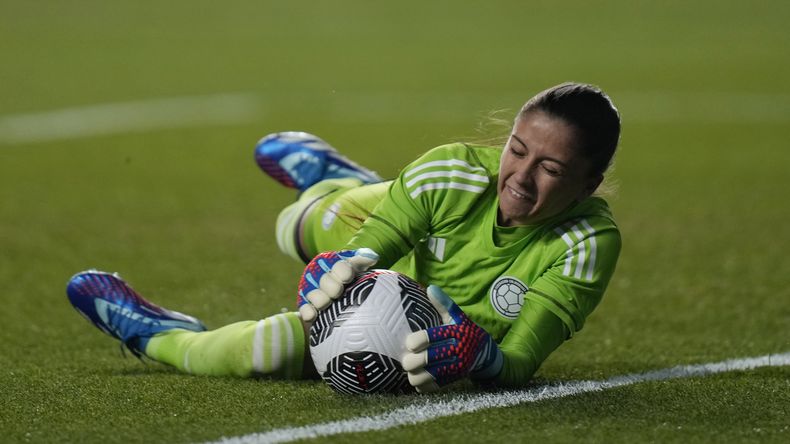 Natalia Giraldo, arquera de Colombia, ataja un balón en un partido amistoso ante Estados Unidos, el jueves 26 de octubre de 2023, en Sandy, Utah (AP Foto/Rick Bowmer)