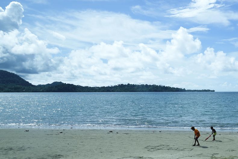 ARCHIVO - Niños juegan en una playa en Vanimo, Papúa Nueva Guinea, el domingo 8 de septiembre de 2024. (AP Foto/Gregorio Borgia, Archivo)