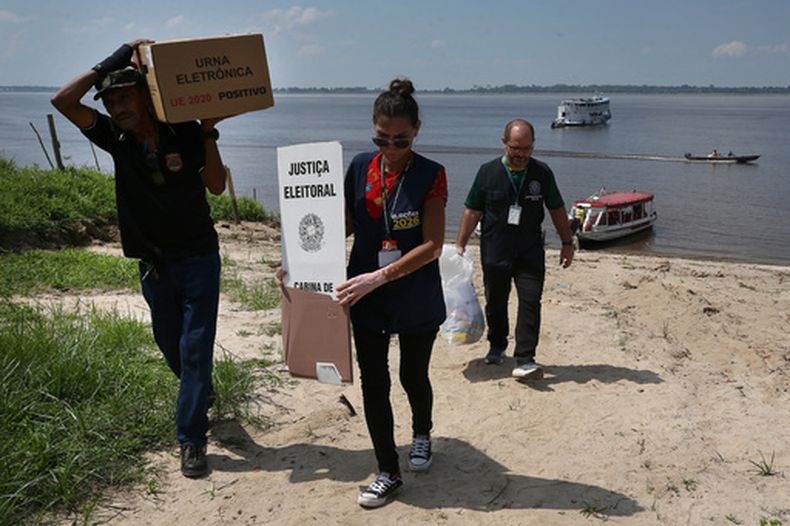 Trabajadores electorales con urnas para votos en Costa do Jatuarana, en el estado de Amazonas, Brasil, el 3 de octubre del 2026. (AP foto/Edmar Barros)