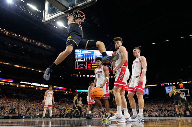 ARCHIVO - Aday Mara (15), de Michigan, retaca el balón durante la segunda mitad de un juego de semifinales de baloncesto de la NCAA contra Arizona en el Final Four, el 4 de abril de 2026, en Indianápolis. (AP Foto/Michael Conroy, Archivo)