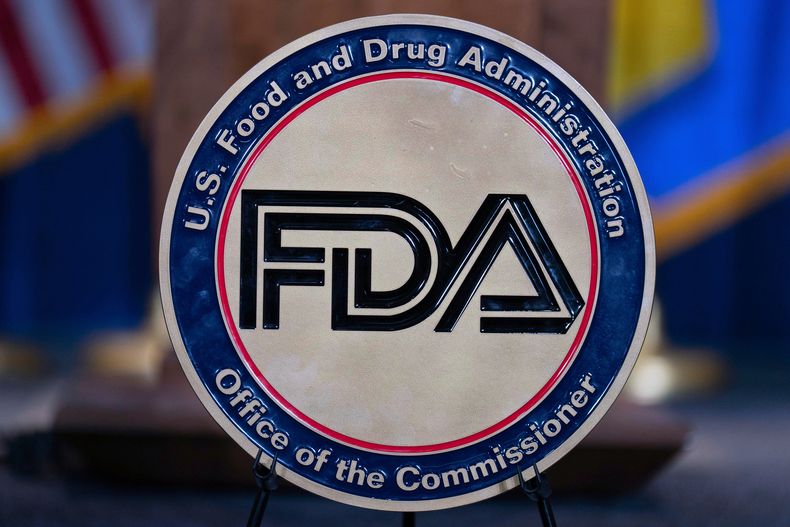 El sello de la Administración de Alimentos y Medicamentos de EEUU (FDA, por sus siglas en inglés) se ve en el Auditorio del Edificio Hubert Humphrey, en Washington, el 22 de abril de 2025. (AP Foto/José Luis Magaña, Archivo)