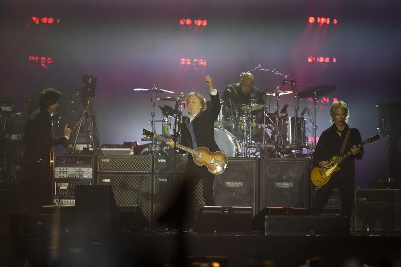 Paul McCartney durante su concierto en el Corona Capital en la Ciudad de México el domingo 17 de noviembre de 2024. (Foto AP/Eduardo Verdugo)