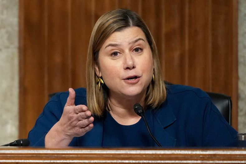 La senadora Elissa Slotkin, demócrata por Michigan, en el Congreso en Washington, el 14 de enero del 2025. (AP foto/Ben Curtis)