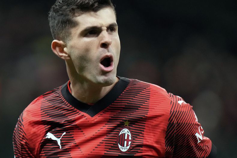 Christian Pulisic celebra tras marcar el segundo gol del AC Milan en la victoria 3-1 ante Frosinone en la Serie A italiana, el sábado 2 de diciembre de 2023, en Milán. (AP Foto/Luca Bruno)