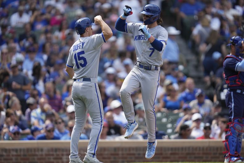 Bobby Witt Jr. de los Reales de Kansas City salta para celebrar su jonrón con Matt Duffy en la sexta entrada del encuentro ante los Cachorros de Chicago el viernes 18 de agosto del 2023. (AP Foto/Erin Hooley)