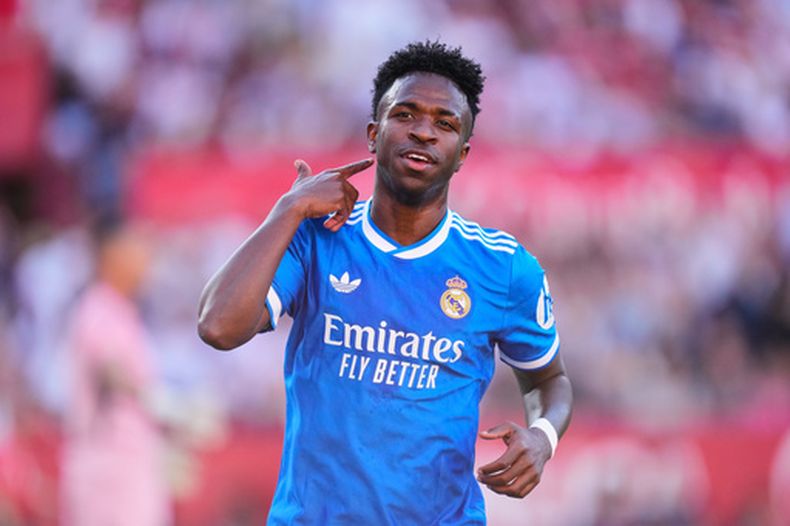 Vinícius Júnior, del Real Madrid, celebra tras anotar el gol de la ventaja durante el partido de fútbol de la Liga de España entre el Real Madrid y el Sevilla en Sevilla, España, el domingo 17 de mayo de 2026. (Foto AP/Jose Breton)
