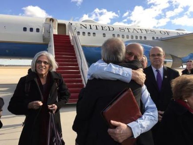 La cadena ABC News divulgó una filmación que hizo el senador republicano Jeff Flake y que muestra al contratista, preso durante 5 años en Cuba, instantes después que el avión despegara hacia EEUU