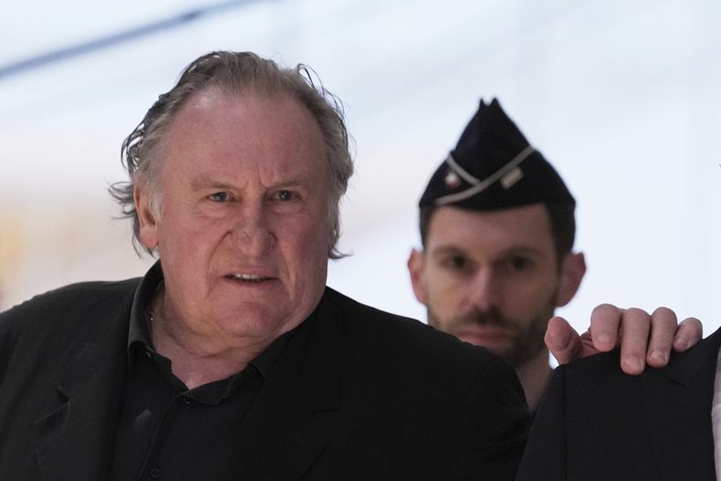 ARCHIVO - El actor Gérard Depardieu llega para su juicio por supuesta agresión sexual a dos mujeres en un set de rodaje en 2021, el 24 de marzo de 2025 en París. (AP Foto/Aurelien Morissard, File)