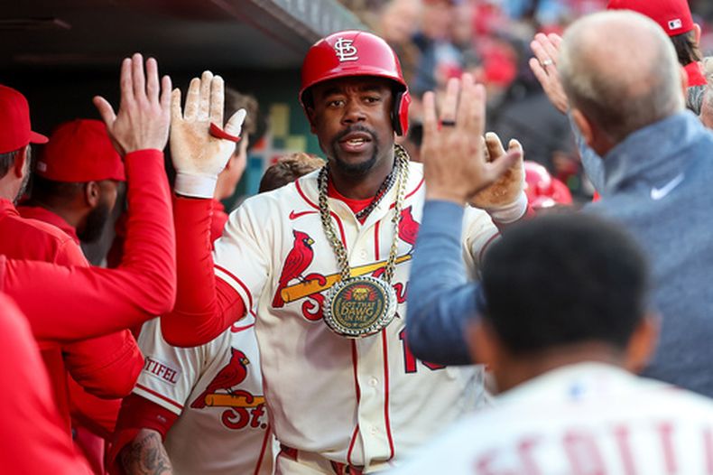 Jordan Walker, de los Cardenales de San Luis, es felicitado por sus compañeros de equipo tras conectar un jonrón de dos carreras durante la tercera entrada de un partido de béisbol contra los Dodgers de Los Ángeles, el sábado 2 de mayo de 2026, en San Luis. (AP Foto/Scott Kane)