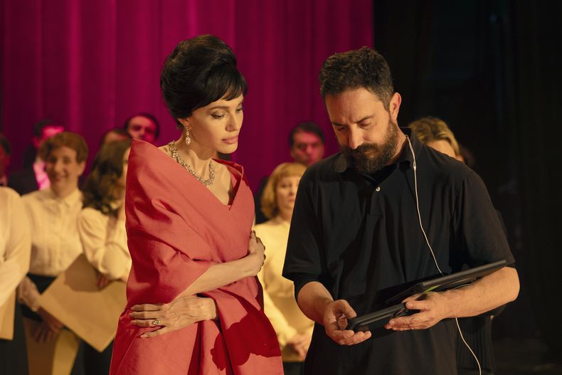 Esta imagen difundida por Netflix muestra a Angelina Jolie, izquierda, con el director Pablo Larraín en el set de Maria. (Pax Jolie-Pitt//Netflix vía AP)