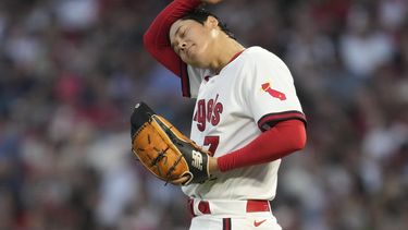 Shohei Ohtani (17), abridor de los Angelinos de Los Ángeles, se limpia el sudor sobre el montículo, durante la quinta entrada del juego de béisbol en contra de los Piratas de Pittsburgh, en Anaheim, California, el viernes 21 de julio de 2023. (AP Foto/Ashley Landis)