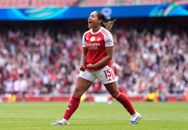 Olivia Smith del Arsenal celebra tras anotar en la semifinal de la Liga de Campeones femenina ante el Lyon el domingo 26 de abril del 2026. (Andrew Matthews/PA via AP)