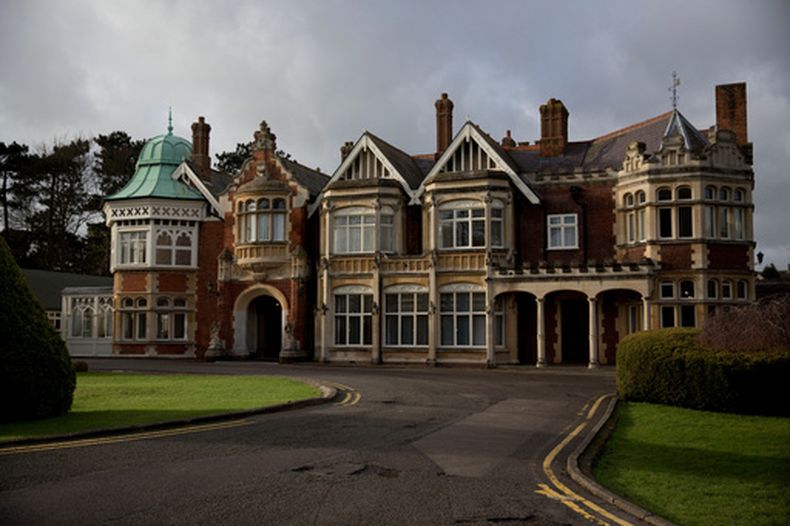 ARCHIVO - Una vista exterior muestra la mansión en el museo de Bletchley Park en la localidad de Bletchley, en Buckinghamshire, Inglaterra, el 15 de enero de 2015. (AP Foto/Matt Dunham, Achivo)
