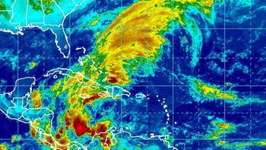 Imagen de satélite que muestra la humedad que viene de camino hacia la isla. (Captura / NOAA)