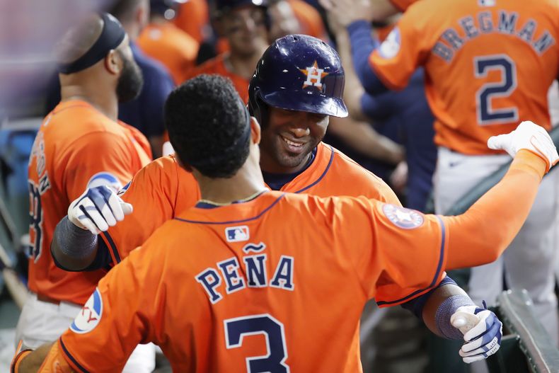 El cubano Yordan Álvarez, de los Astros de Houston, abraza al dominicano Jeremy Peña, luego de batear su segundo jonrón ante los Diamondbacks de Arizona, el viernes 6 de septiembre de 2024 (AP Foto/Michael Wyke)
