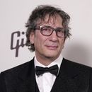 ARCHIVO - Neil Gaiman llega a la Gala Art of Elysium Heaven el 6 de enero de 2024 en el Wiltern Theatre de Los Ángeles. (Foto Jordan Strauss/Invision/AP, archivo)