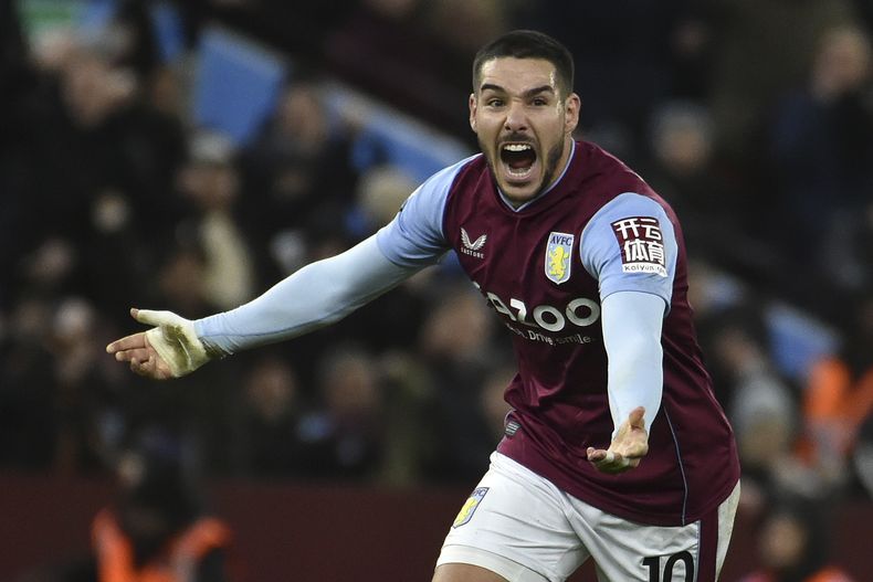 ARCHIVO - Emiliano Buendía celebra tras anotar un gol para Aston Villa en el partido de la Liga Premier contra Leeds United, el 13 de enero de 2023. (AP Foto/Rui Vieira)
