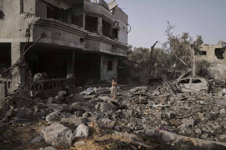 Una niña palestina se ve entre los escombros de la vivienda de la familia Al-Aimawi, destruida por ataques aéreos israelíes en Al-Zawaideh, en la Franja de Gaza, el martes 1 de julio de 2025. (AP Foto/Abdel Kareem Hana)