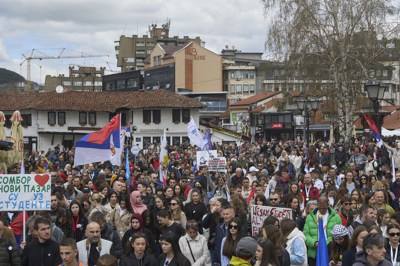 Un grupo de personas asiste a una protesta anticorrupción en la ciudad suroccidental de Novi Pazar, Serbia, el sábado 12 de abril de 2025. (AP Foto/Marko Drobnjakovic)
